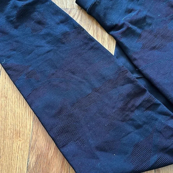 Lululemon sz 4 Sheer Will High-Rise Tight 28" *Camo
Black great pre owned cond - Picture 5 of 16